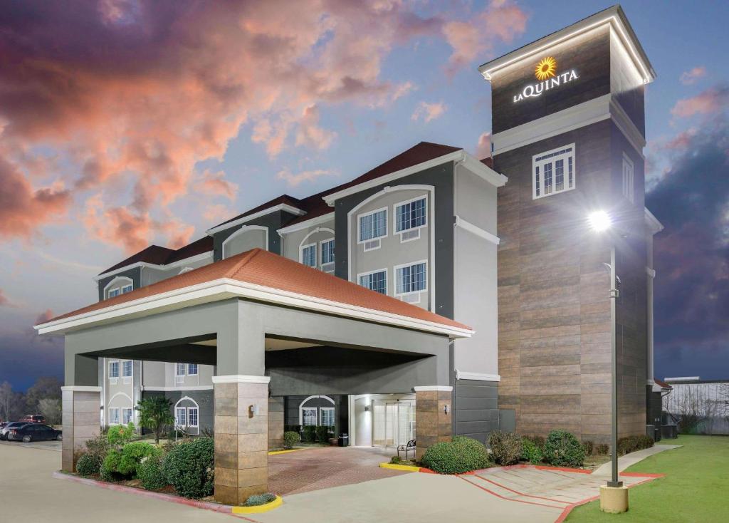 La Quinta Inn and Suites by Wyndham Paris Main image 1